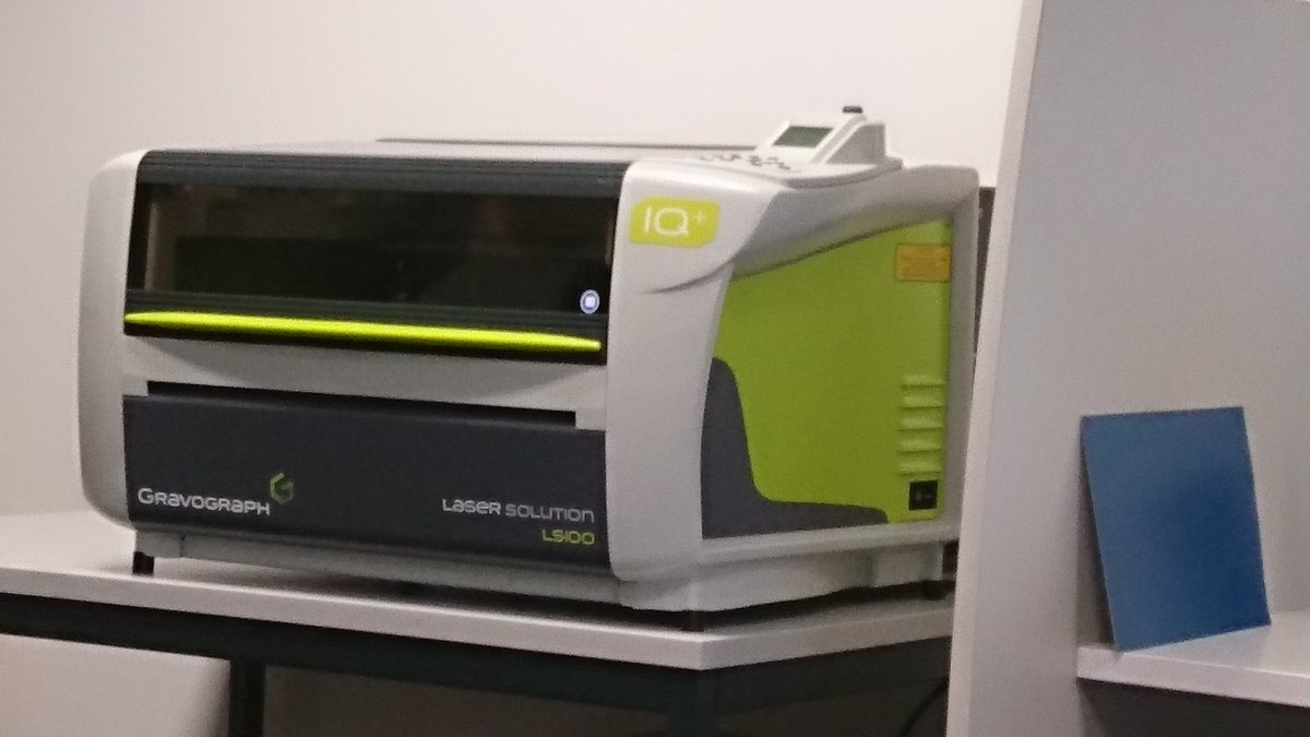 SimplonVE's tweet photo. Arrivée de notre découpe laser au fablab 
Nous sommes tous très concentrés pour la formation https://t.co/fKwPvutHVV