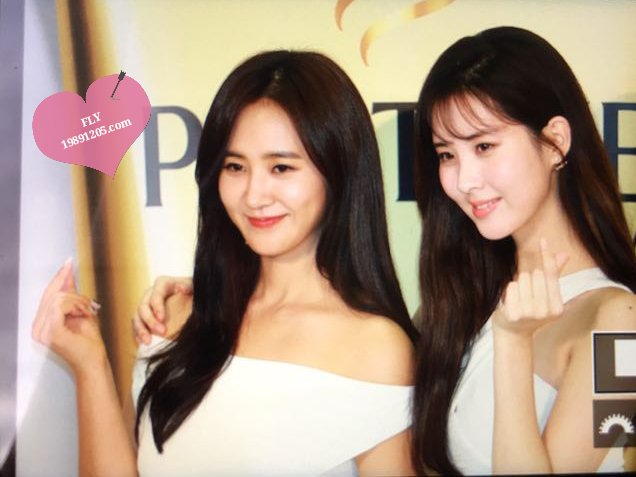[PIC][24-10-2016]Yuri và SeoHyun khởi hành đi Thâm Quyến, Trung Quốc để tham dự sự kiện của thương hiệu "PANTENE" vào sáng nay CvhiQ5qVIAA6jcD