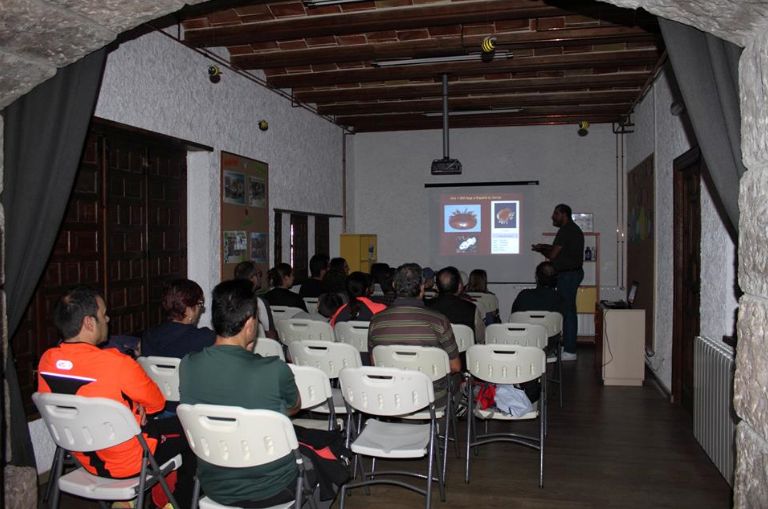 dipALCmAmbiente's tweet photo. Ayer realizamos la Jornada sobre apicultura medioambiental.  Aprendimos mucho sobre las abejas y la miel. Esperamos que disfrutarais. https://t.co/SfWmfTjQ5j