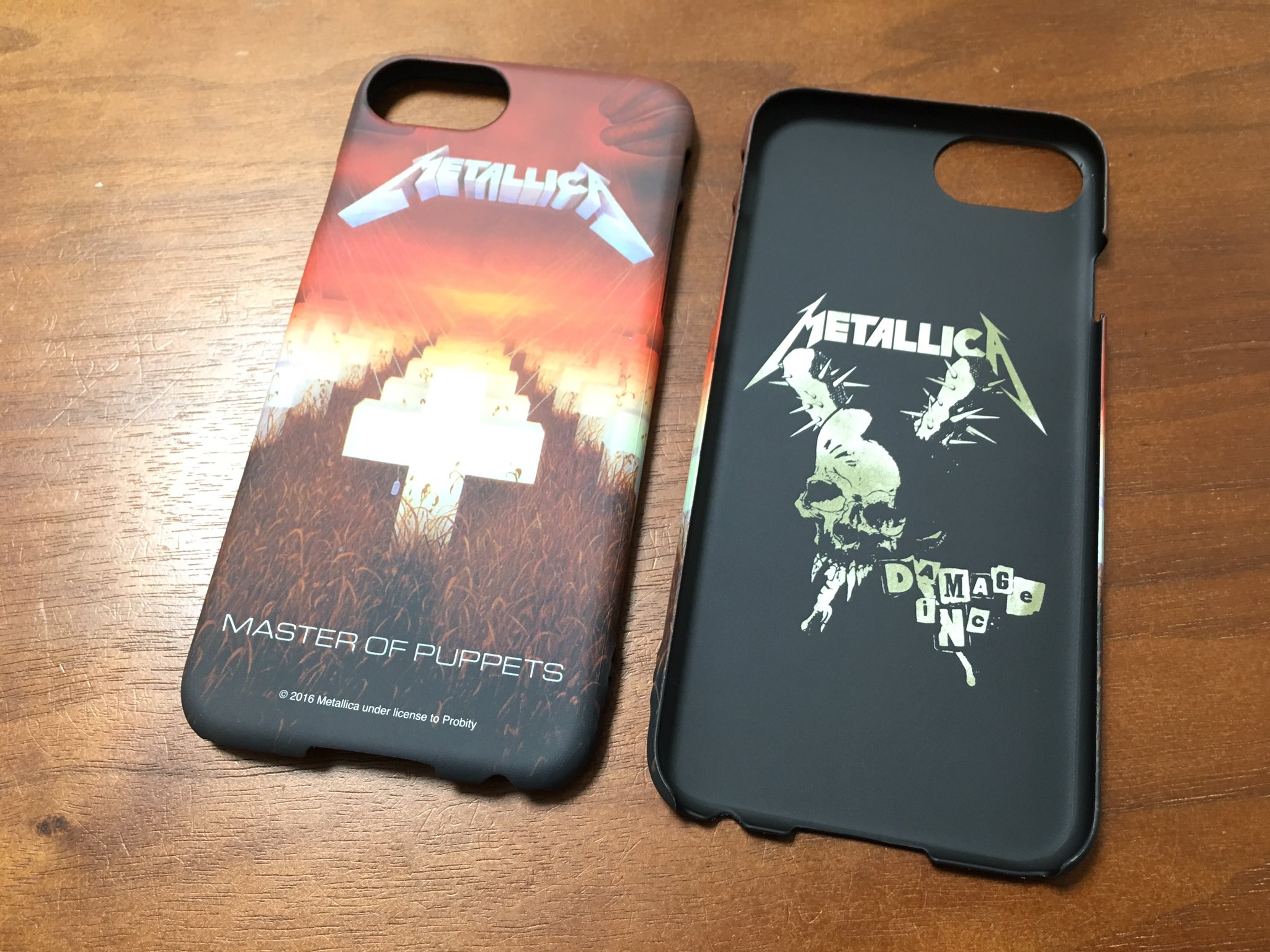 Rocks ロックス メイドさん達にやられ なかなか仕事なならない本日 ご紹介するメタリカのiphoneケースは メタル界の金字塔 マスターオブパペッツ を表面に 背面には当時のパスヘッド ダメージインク をプリントしたメタラー Rocks ロックス メイドさん達にやられ なかなか仕事なならない本日 ご紹介するメタリカのiphoneケースは メタル界の金字塔 マスターオブパペッツ を表面に 背面には当時のパスヘッド ダメージインク をプリントしたメタラー