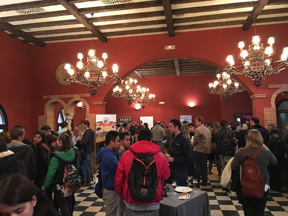 QuesosHinojosa's tweet photo. Gran capacidad de convocatoria desde primera hora de la mañana en el evento @qdequesos  ¡Nuestros quesos están encantando! #yosoyqdequesos https://t.co/8Xz6V2eqXB