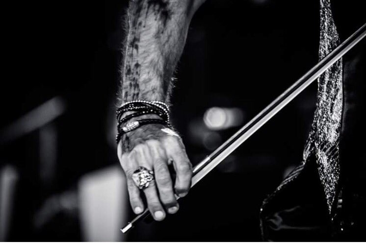 AraMalikian's tweet photo. hace poco descubrí esta frase que me encanto 
"hablar de música es como danzar de arquitectura " https://t.co/G0aS1HKcn1