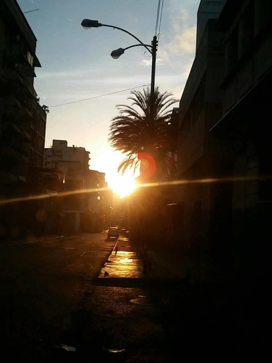 waldosantis's tweet image. @ricardoberrocal walysan.blogspot.com @Asocasarapa a pesar de las trabas que aparezcan,siempre la verdad brillará. así amanece en caracas