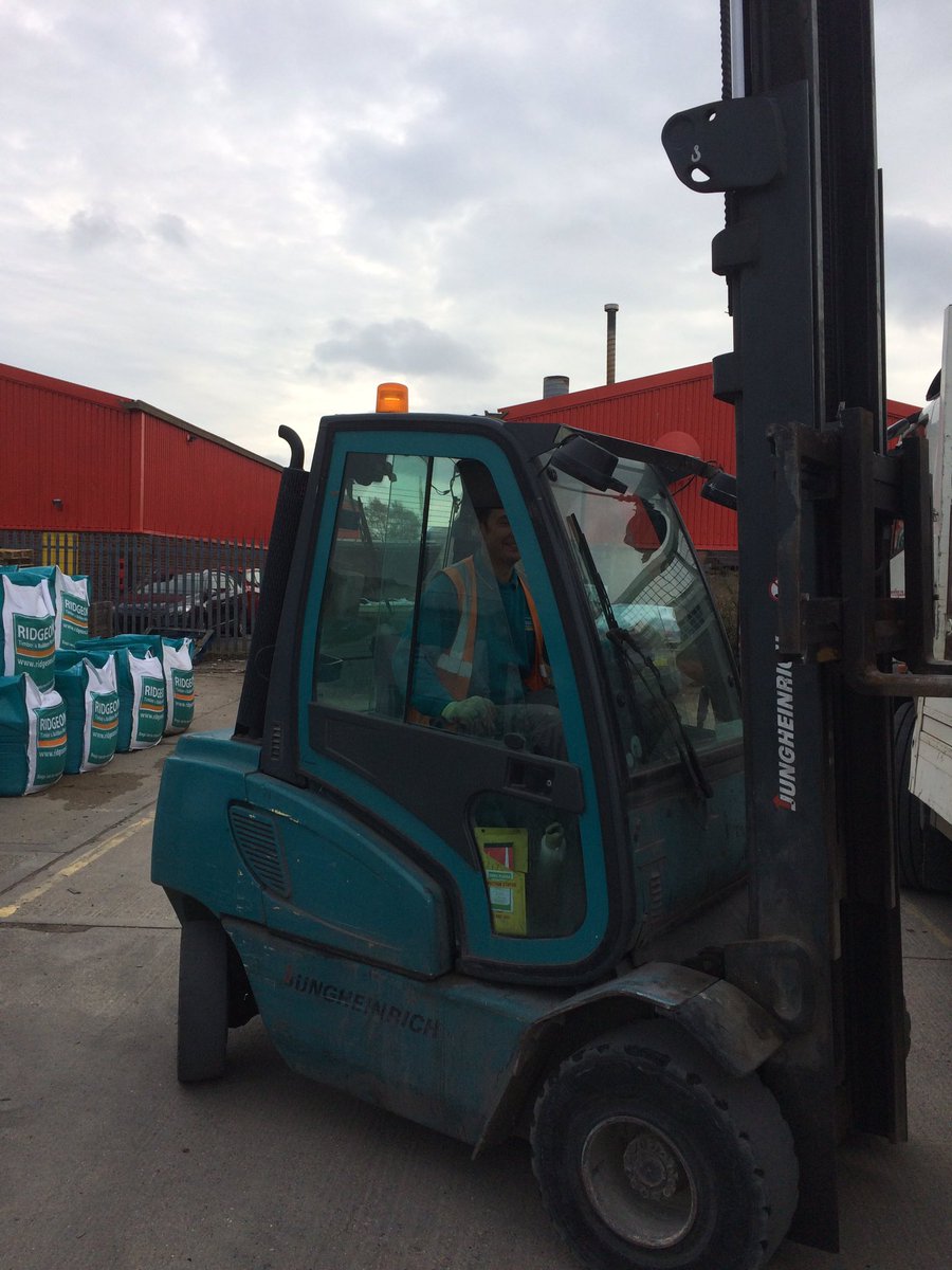 SandwichNorwich's tweet photo. Look who I ran into? John at Ridgeons, just down from Pay & Go.Hello at at Norwich @BritainsBestCaf @ontheballAdy @SIGRoofing #votebreakfast https://t.co/yTi67sK8dC