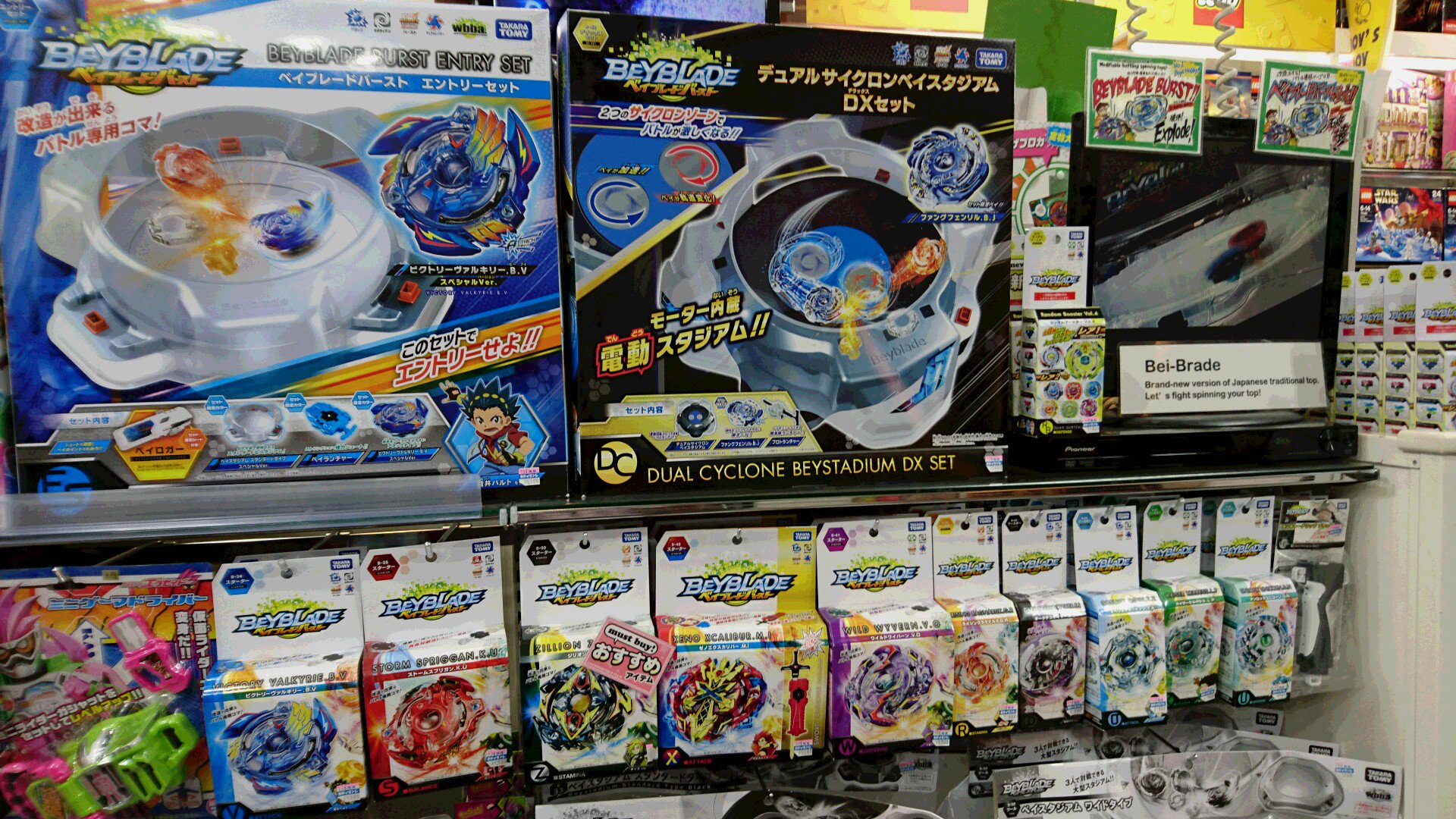 キデイランド原宿 公式 Beybladeベイブレードバーストコーナー大降臨 ランダムブースターvol 4も ランチャーグリップも スタジアムも キッズ興奮 大人必死の形相 ガチバトラー急増中 3f Toy Wonderland ベイブレードバースト T Co