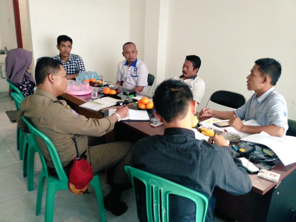 panwaslu_serang's tweet photo. Rapat dengan satpol PP dan LO calon, terkait dengan APK (Alat Peraga Kampanye)

#Pilkada2017 #bawaslubanten https://t.co/jIC8TU1U6X