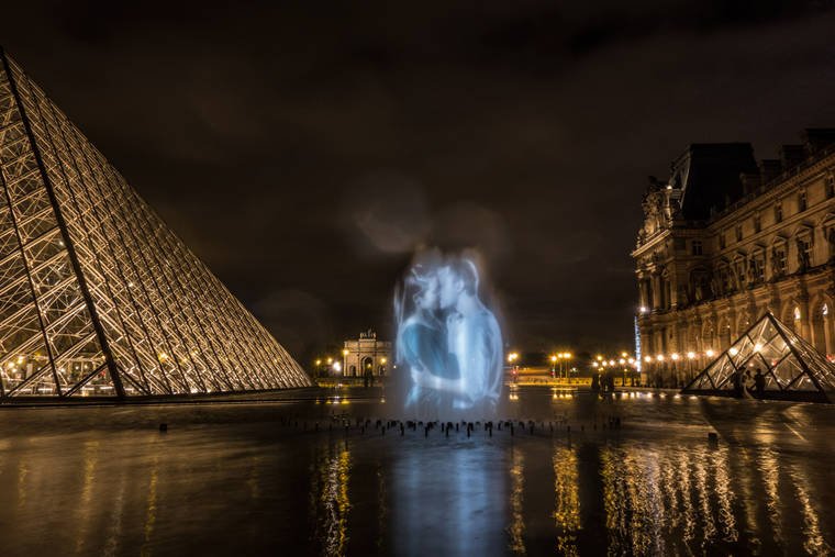 ieupmedia's tweet photo. Des vidéos de couples projetés en plein Paris ! https://t.co/YfUVsuwvRc https://t.co/NpFQs9i2Pb
