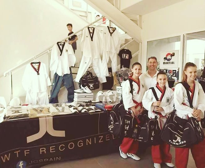 MCSpain16's tweet photo. Las actuales Campeonas de España Cadete de Pommsae lucen este fin de semana su nueva equipación de JCALICU https://t.co/8nINuP4LEw