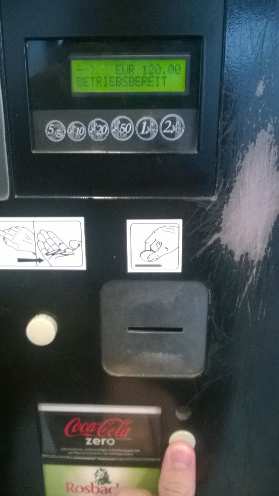 Die CokeZero in meiner Uni ist heute aber teuer. Gut dass ich immer nen Sack Münzen dabei hab! #GeldSpieltKeineRolle