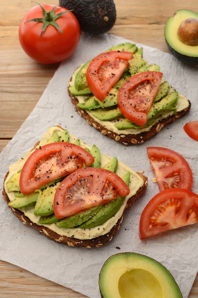 Hummus + Avocado + Tomato = A simply and quick lunch you'll love! Recipe: whereyougetyourprotein.com/hummus-avocado… #MeatlessMonday
