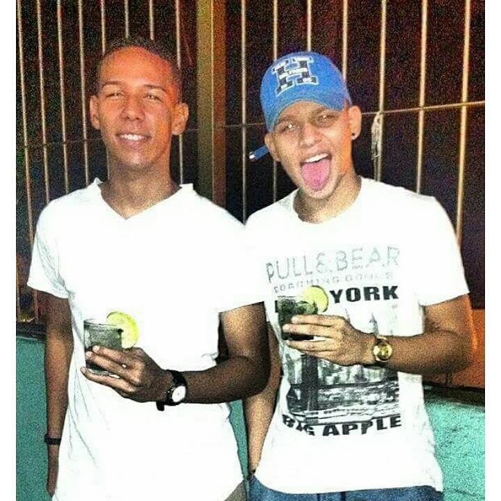 DavidMartinezJM's tweet photo. Yo tengo un flow cabrón... #Brothers #BoysLatinos #MojitoCubano #Party #Boys #Luisjpp #BlackAndWhite https://t.co/wAaN1yxo28