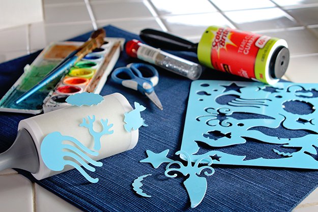 flmblog's tweet photo. Kids make a huge mess while crafting?  Check out this easy tip to clean it up!
 #ad #StickItToLint @scotchbrite https://t.co/KNjqJ70toO https://t.co/mfMJ10jHJO