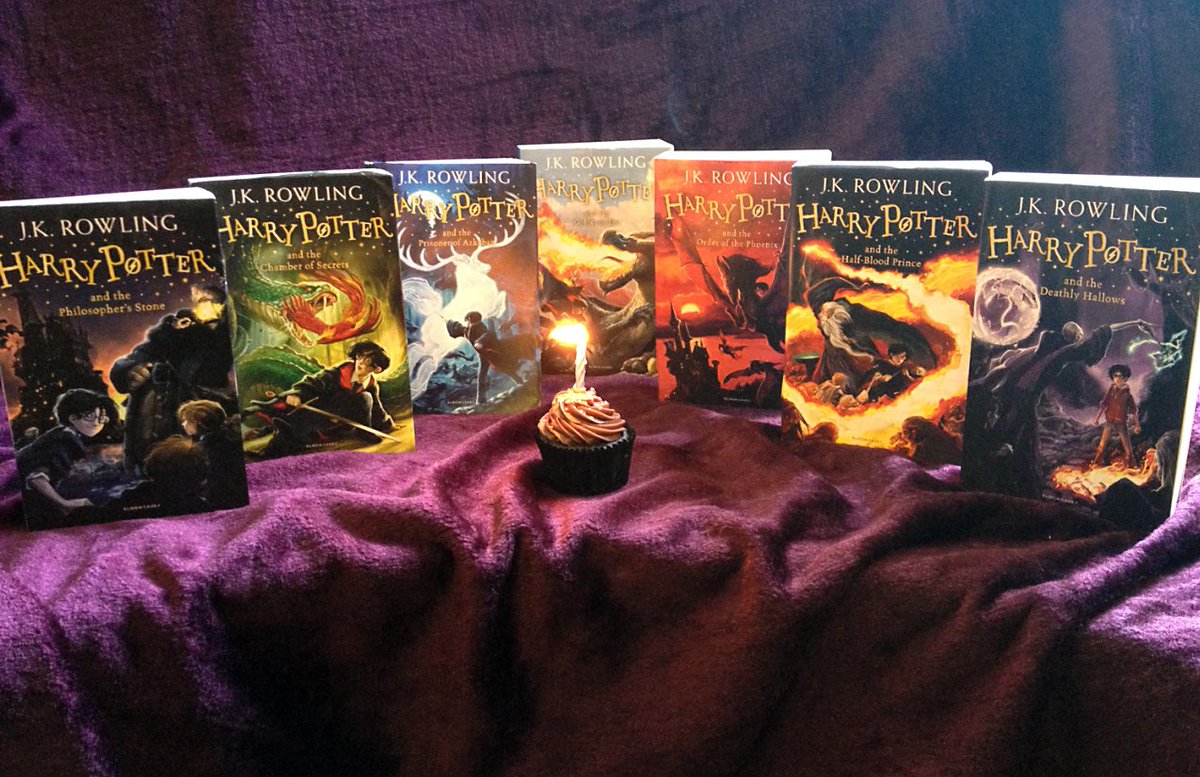 Hogwartssite's tweet photo. "Hay grandes libros en el mundo, y grandes mundos en los libros". 
#DiadelasBibliotecas  📚 https://t.co/e8uuRQfqTY