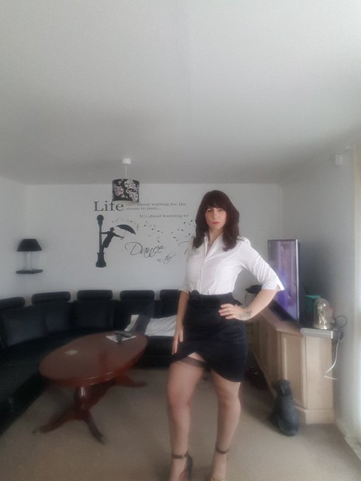 Just another day at the office! Monday' selfie! How are you my lovelies? Everything hanging ok? 😉 lol