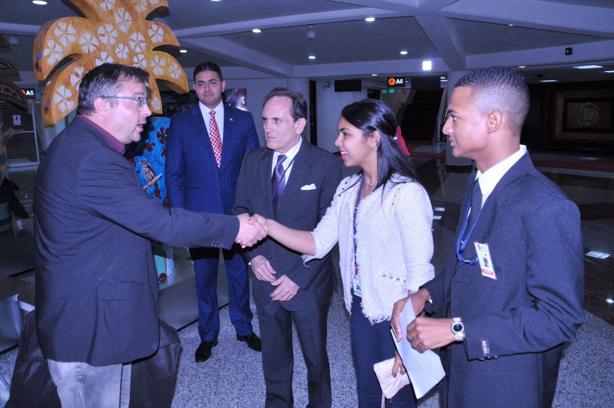 Momento en que el Viceministro Martín Tlapa <a href="/CzechMFA/">Czech Ministry of Foreign Affairs</a> de la República Checa 🇨🇿 llega a #RD🇩🇴para asistir a #CELACUE2016.