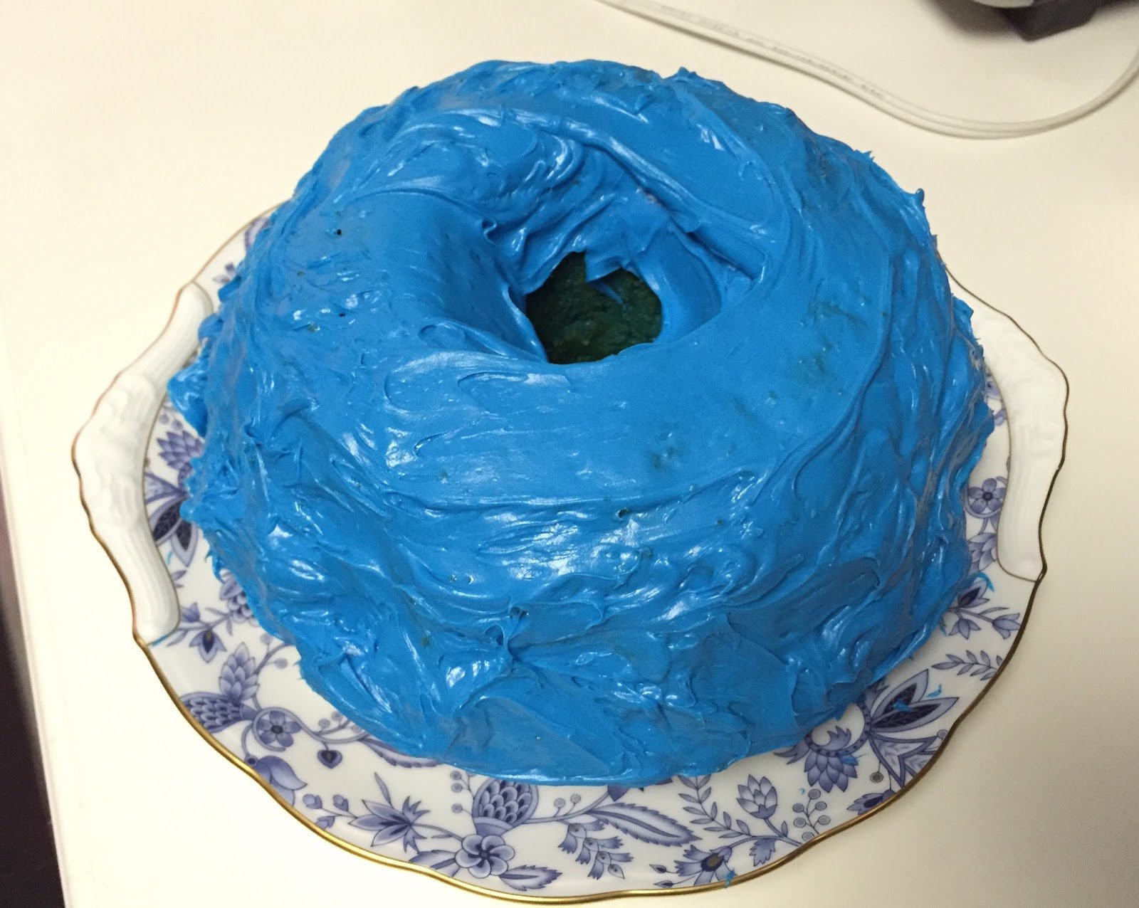 平田学 Isiarutokoro Michael6k このブルーベルベットケーキって 一体どんな味 なんだろう 食べた事が無いから全然分からないけど レッドベルベットケーキの様なチョコレート味ではなくラムネ味かブルーハワイ味の様な甘酸っぱい味だと良いな Twitter