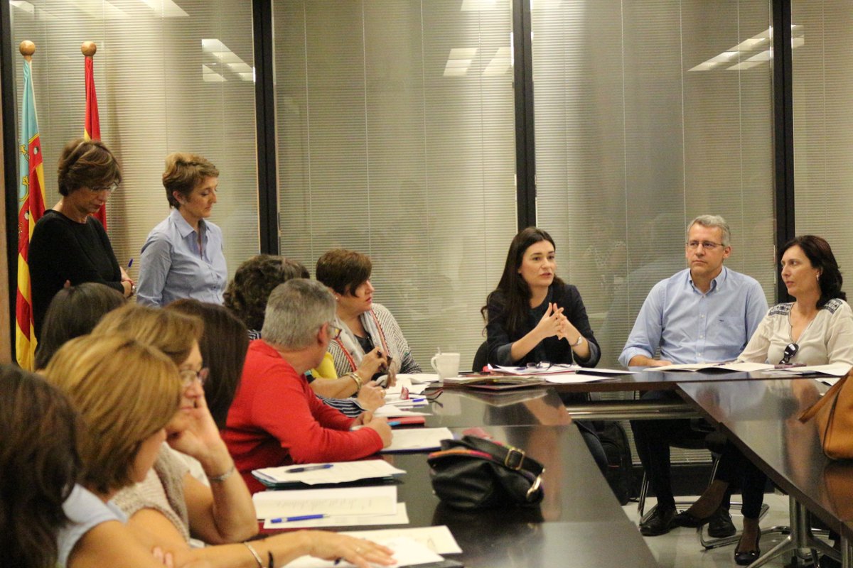 GVAsanitat's tweet photo. 📷 @CarmenMonton se reúne con los miembros de la comisión interdepartamental que van a aplicar el I Plan de Igualdad en el ámbito sanitario https://t.co/HJ2sk2WuK5