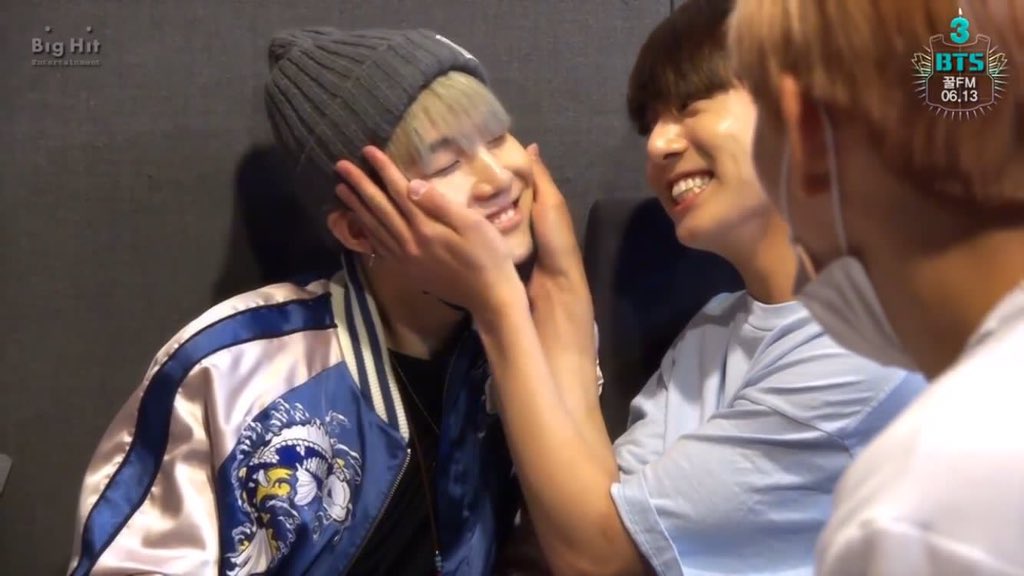 park_bts95's tweet photo. @suga_3090___bot 
えー、嘘だー
ヒョンの方が可愛いですよ？ㅋㅋ https://t.co/f7MNam068k