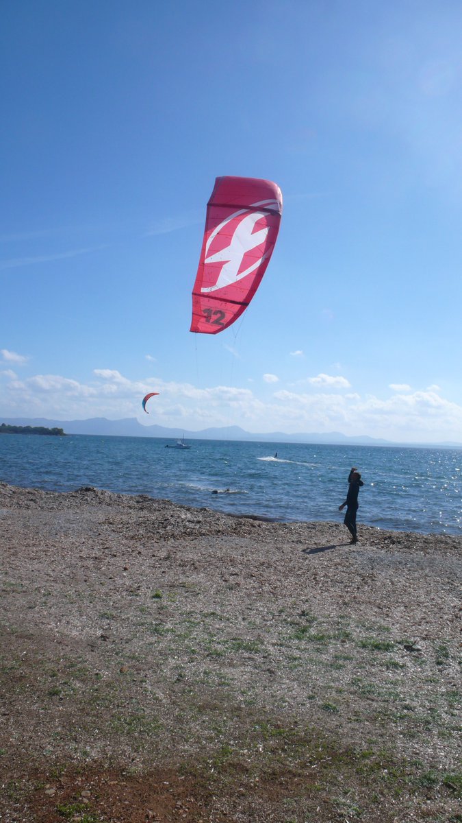 alcanadamca's tweet photo. Només dos o tres dies a l'any, Alcanada és un bon 'spot' per practicar #kitesurf. Ahir diumenge en va ser un: vent sur oest i cap banyista. https://t.co/4J8n4y8ema