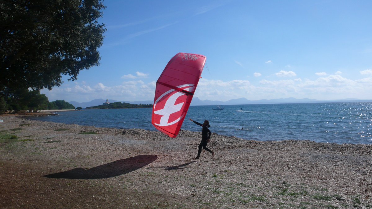 alcanadamca's tweet photo. Només dos o tres dies a l'any, Alcanada és un bon 'spot' per practicar #kitesurf. Ahir diumenge en va ser un: vent sur oest i cap banyista. https://t.co/4J8n4y8ema