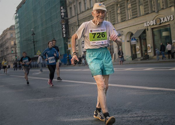 Питер. Он бежал, а за ним тихо ехала скорая, рядом шла медсестра... народ останавливался и аплодировал... и он бежал.
