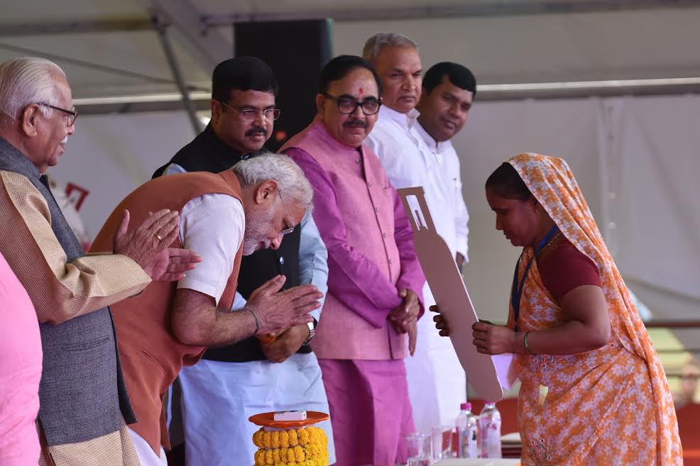 PIB_India's tweet photo. PM @narendramodi distributes LPG connections to 'Ujjwala' beneficiaries at Varanasi, Uttar Pradesh. https://t.co/2Ee6LqeOMO