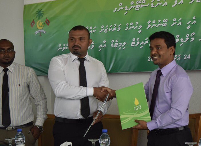 Shappey4439's tweet photo. MOU signing ceremony between Maldives Gas and MOH to donate gas &amp; oxygen for K.Guraidhoo HPSN
@ANazim2019 
#RaeesYameen2018 https://t.co/hK0hcGugZm