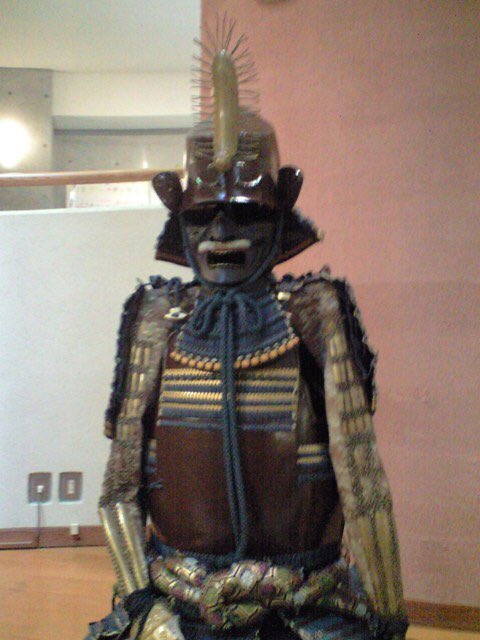 戦国偉人伝 伊達成実の兜 伊達成実と言えば伊達家の有力な配下です その人の兜にはムカデが付いています なぜだかわかりますか ムカデは後ろに下がることができません なので戦場にて 後ろに下がらない 後ろに引かないという意思の表れ 覚悟ですね