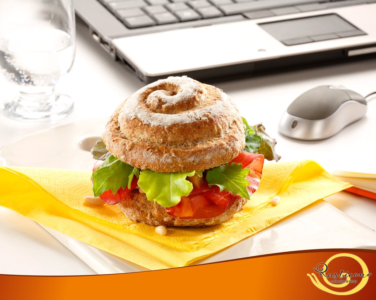 panerusticano's tweet photo. Il lunedì la pausa pranzo la facciamo con Pane Rusticano da 60 grammi con farcitura leggera! 
#PaneRusticano https://t.co/87euooN1qz