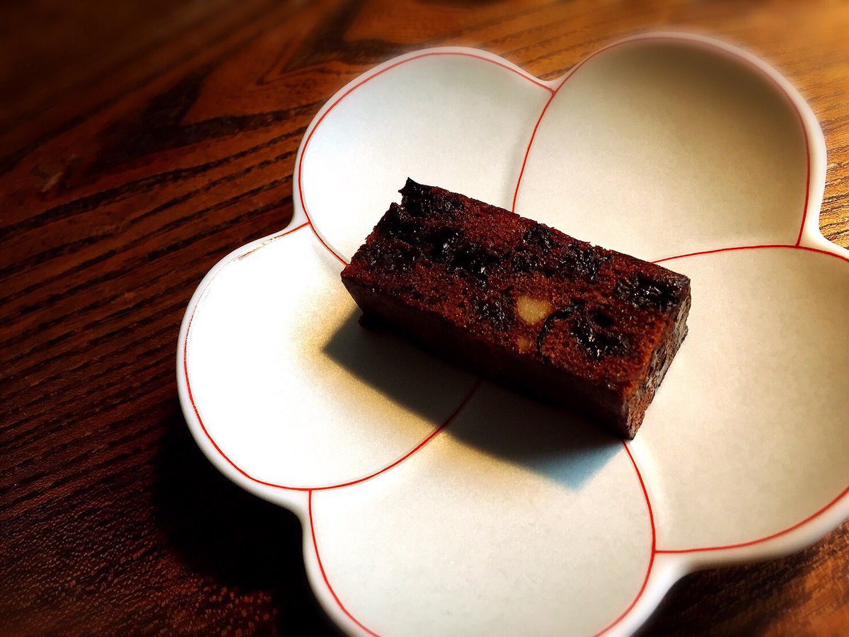 Tanuki Cembalo 銀座ウエストのダーク フルーツケーキ 小さい箱に折り目正しく並んでいる金色の包みを見ているだけで幸せ でもこのケーキ 子供の頃は干しぶどうとか嫌いだったので食べられませんでした リーフパイの方が専門でしたが今ではこっちの Tanuki Cembalo 銀座ウエストのダーク フルーツケーキ 小さい箱に折り目正しく並んでいる金色の包みを見ているだけで幸せ でもこのケーキ 子供の頃は干しぶどうとか嫌いだったので食べられませんでした リーフパイの方が専門でしたが今ではこっちの