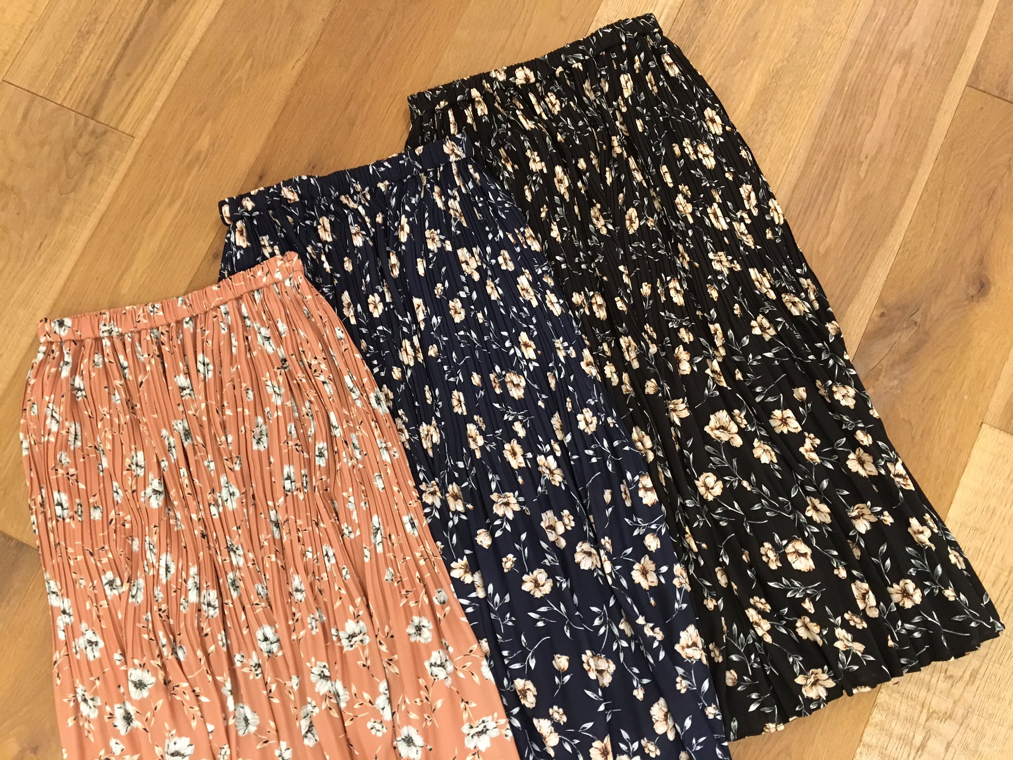 Lowrys Farm New Item Jzケシプリーツスカート 4 900 Tax カラー 花柄 ブラック ピンク ネイビー 無地 ブラック ブラウン グリーン プリーツ加工が独特なスカート T Co Pkvjrsceqw Lowrysfarm T Co