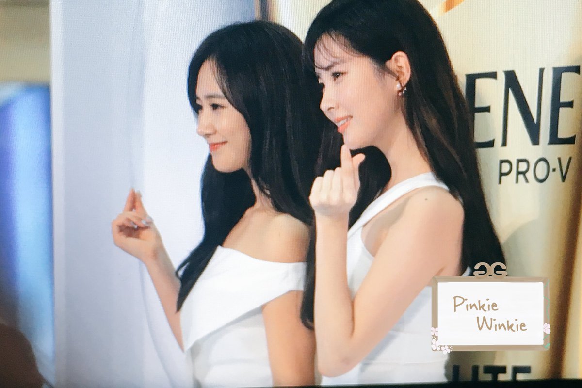[PIC][24-10-2016]Yuri và SeoHyun khởi hành đi Thâm Quyến, Trung Quốc để tham dự sự kiện của thương hiệu "PANTENE" vào sáng nay CviN2zjVMAEpvFX