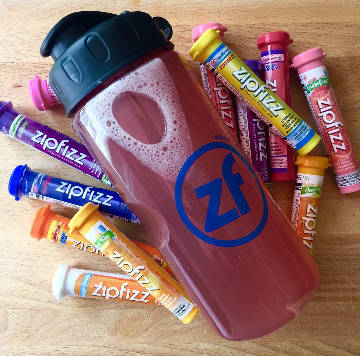 zipfizz's tweet photo. What better way to start a Monday than with a #giveaway? Follow and RT to win this water bottle &amp; 10 tubes! Winner picked at midnight! https://t.co/xYmW6GfQ6o
