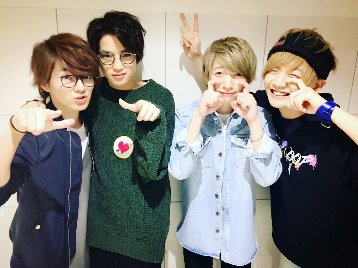 たくぽん氏であーる Dish のまさきくんとたかっちとも メガネざるチームがじわじわ 笑 そして4人でも写真を撮ったぁ X 終わったあとも4人で話すとゆう仲良しっぷり 笑 今度飯食い約束もしたし たくぽんはとても楽しみです