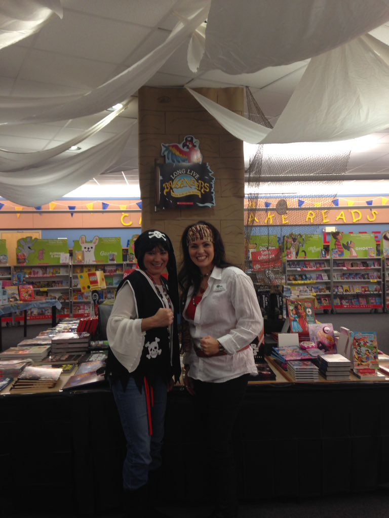 CLESCrocs's tweet image. Kicking off our Bookaneer Book Fair with some aaargh-some volunteers! @scholasticbook1  #aargh!