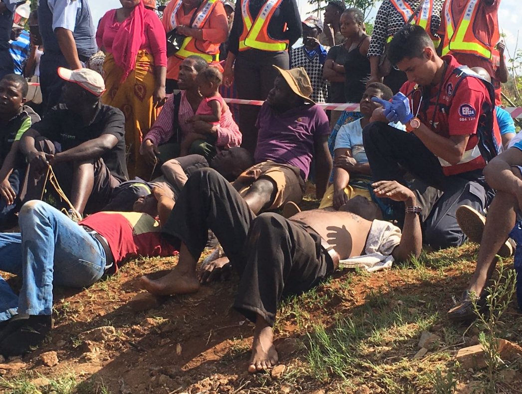 Gao_Phala's tweet photo. #TrainCrash #Metrorail Paramedics assessing passengers. https://t.co/oqy3J5K8Zi