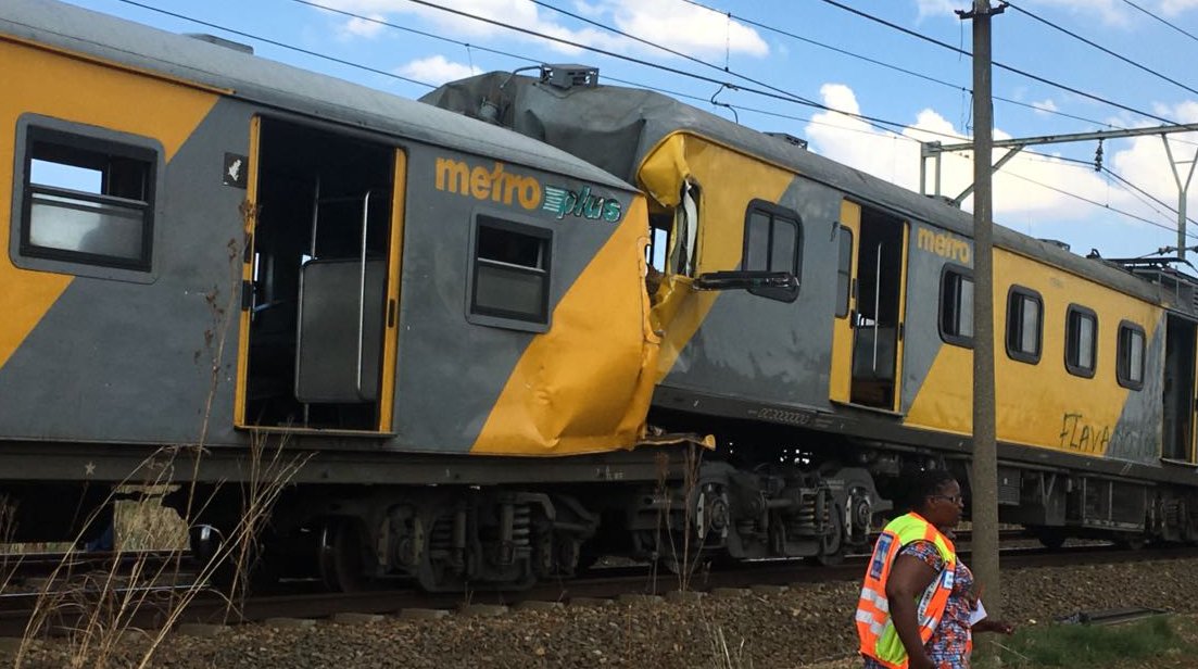 Gao_Phala's tweet photo. #TrainCrash #Metrorail Paramedics assessing passengers. https://t.co/oqy3J5K8Zi
