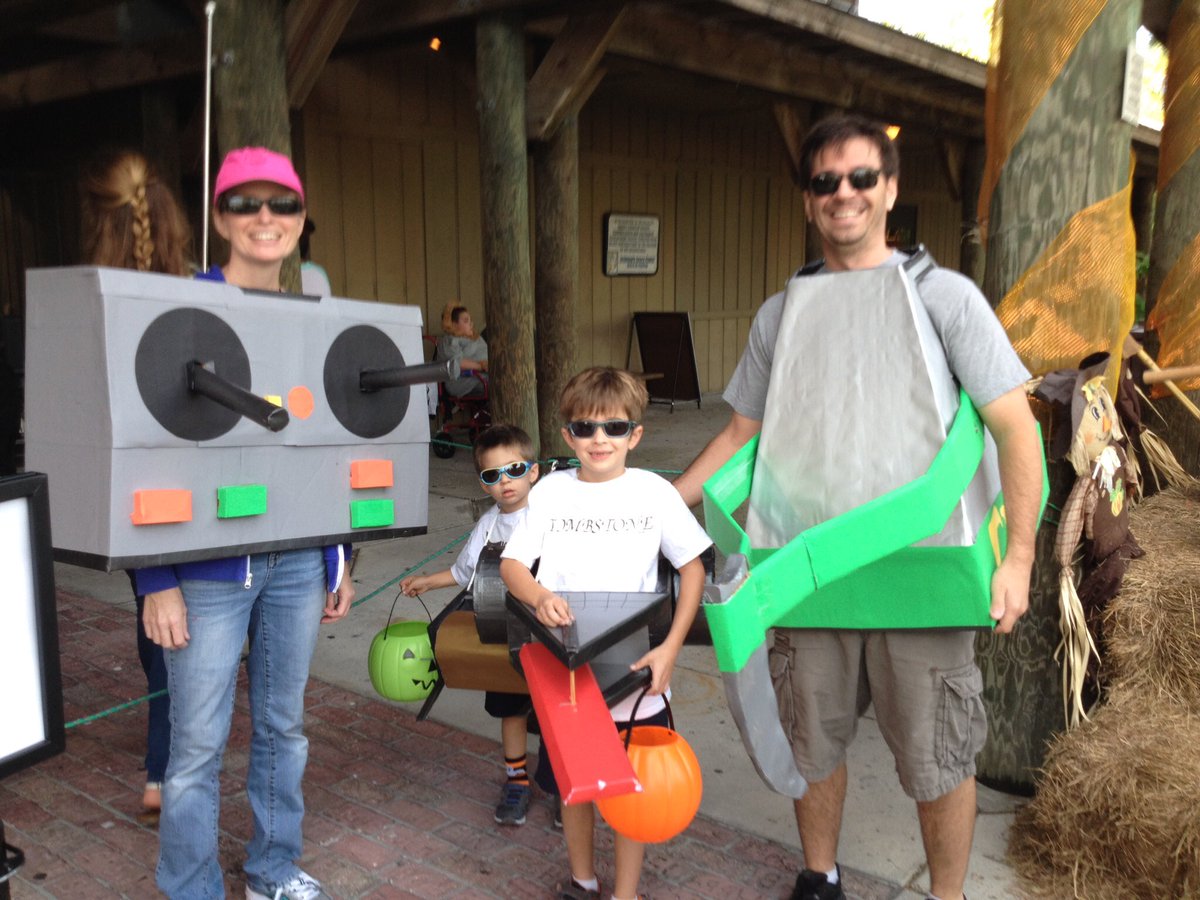 CeRobots's tweet image. My wife snagged this awesome picture of a @BattleBots family. There&apos;s @AlwaysBChomping @TombstoneABC, Minotaur, and mom&apos;s in control