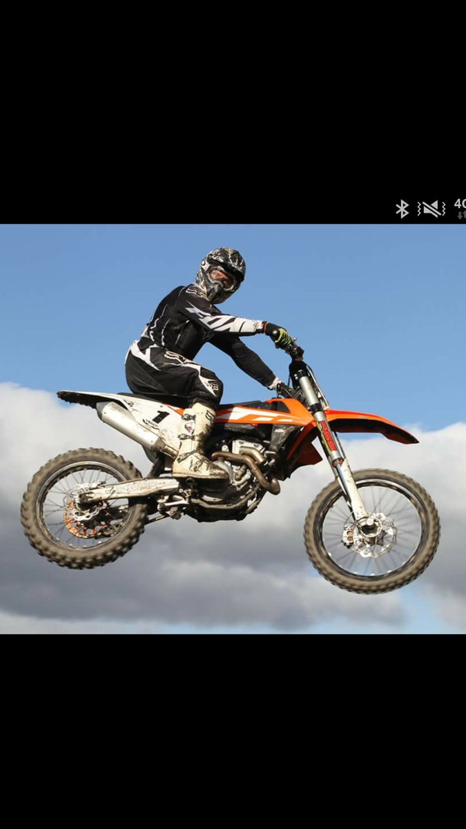 ClassicBikewear's tweet image. Awesome picture of the legend @carlfogarty at @WinstanleyMx flying as usual.