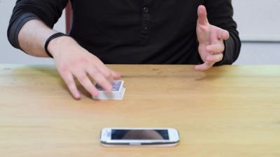 gigazine's tweet photo. ポーカーで勝つためにカードが何かを一発で透視するいかさまスマートフォンとは？ https://t.co/UwEfhIbDN9 https://t.co/9jI1uvgp4Z