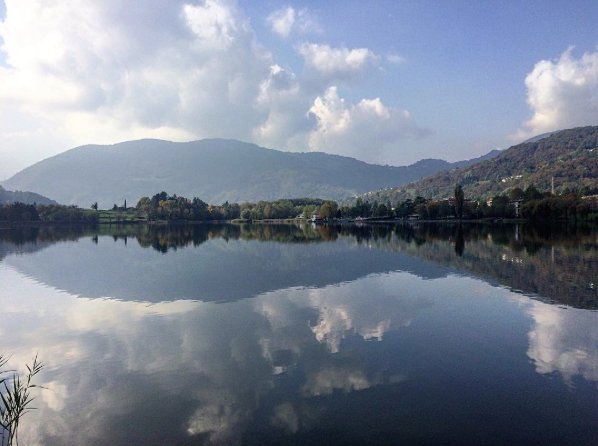 VisitBergamo_EN's tweet photo. Let's soften your Monday with this wonderful lake landscape: we are on the Endine lake, of course. #visitbergamo #Endinelake https://t.co/JU1JwaAytM