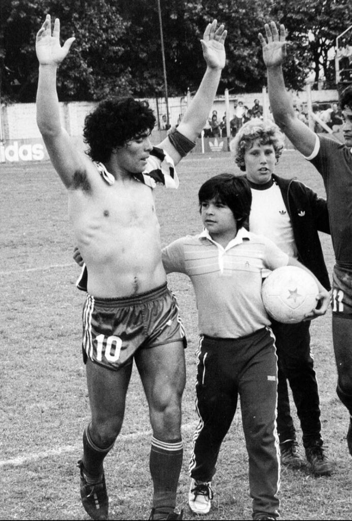 DALEDIEZ10's tweet photo. A todos los Maradoñanos hinchas del "Bicho de la Paternal" felicidades y gracias por acunar al más grande. #DiaDelHinchaAAAJ https://t.co/akR5XurOPH