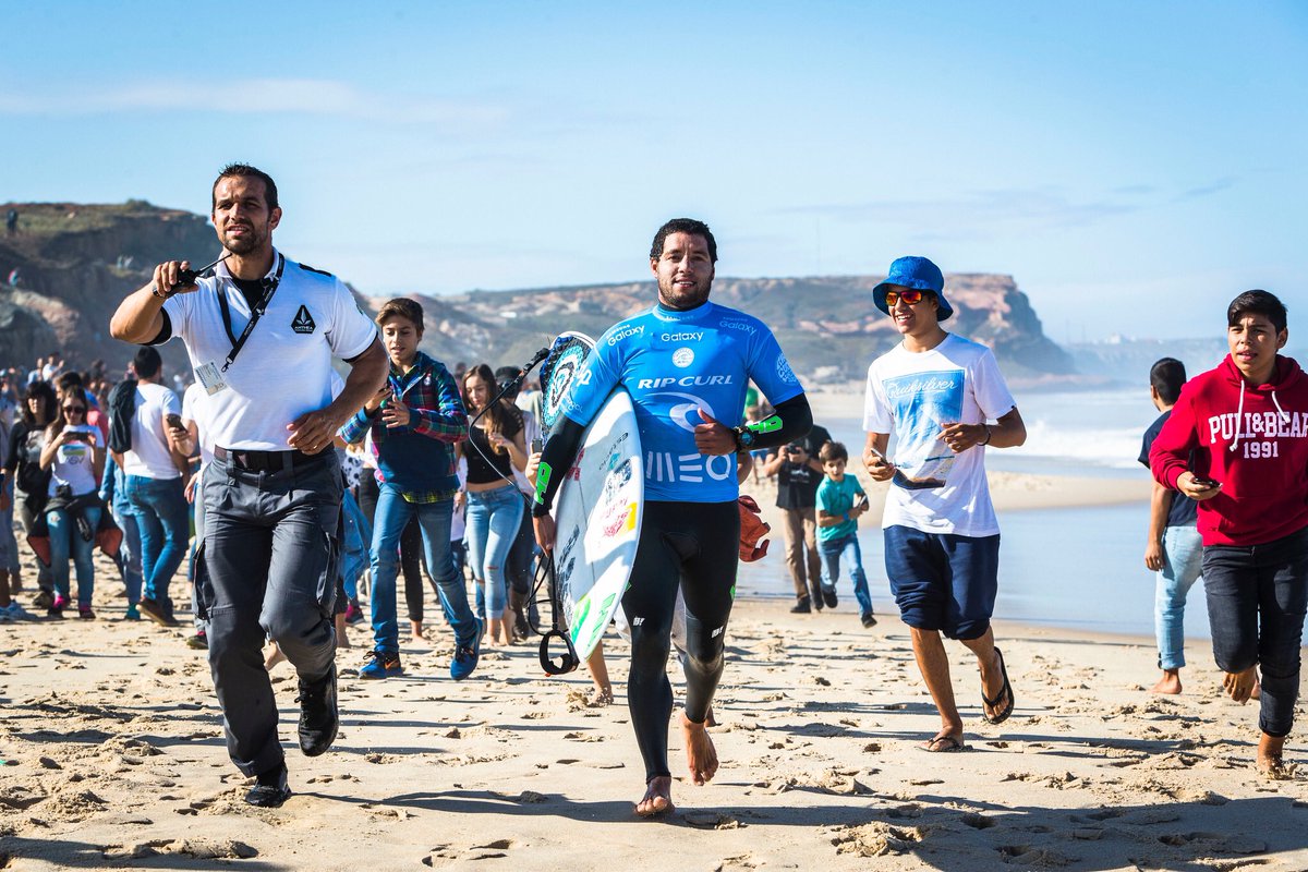 MEO #RipCurlPro is back!! Watch #quarterfinals Heat1 <a href="/MineirinhoSurf/">Felipe Borges</a> vs <a href="/koloheandino/">Kolohe Andino</a> now >> rcurl.co/IGRipCurlPro