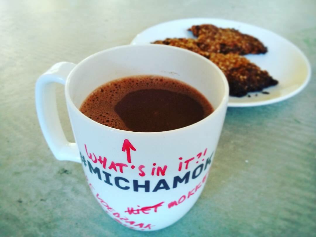MichaMoktober's tweet photo. Nog een weekje mokken! Mokker Arianne maakte een recept voor heerlijke chocolademelk: https://t.co/nQiY0jLtfh https://t.co/WT6FPuDfqA