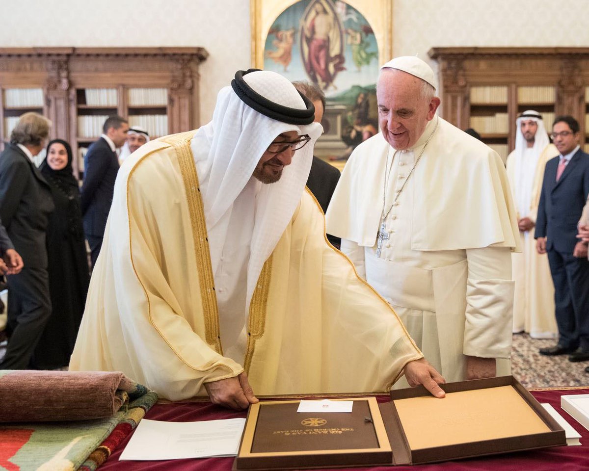 KKD_co_uk's tweet photo. Beautiful moment – HH Sheikh Mohamed bin Zayed Al Nahyan giving @Pontifex a peace rug from @fbmi_uae at the Vatican https://t.co/aXaHhVkQJz
