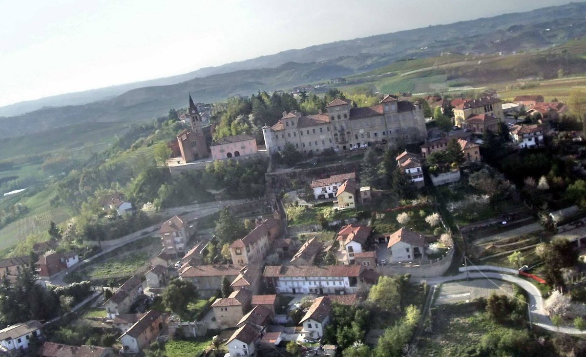 visitLMR's tweet photo. La 2° fermata con partenza da Alba della #LineaViola del #Langhe #Roero #Sightseeing è #MaglianoAlfieri! Visitate il bellissimo #Castello! https://t.co/K3xmaI0L6E