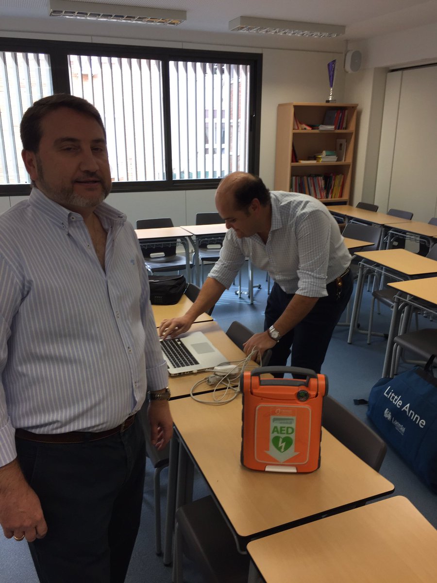 SanJoseSSCC's tweet photo. Preparando formación de RCP y desfibrilador Nos acordamos de los alimnos de 2º bach que lo hicieron posible. https://t.co/J5iZCyRhI9