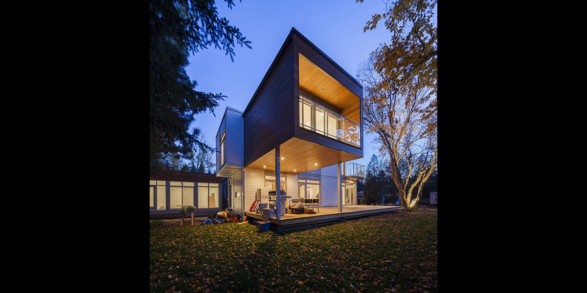 CanadianREHH's tweet photo. Loving The L-House On The Lake In #Quebec By @CCM2Architectes | #Houseporn https://t.co/eFQ1RYUjP5 #CanadianDesign https://t.co/tkZnuypai2