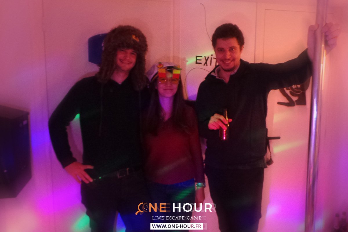 EscapeShaker's tweet photo. What a good #VeryBadNight chez @OneHour_escape !🍸🍺🎉 #escapegame #paris https://t.co/gzTx47VJ2E