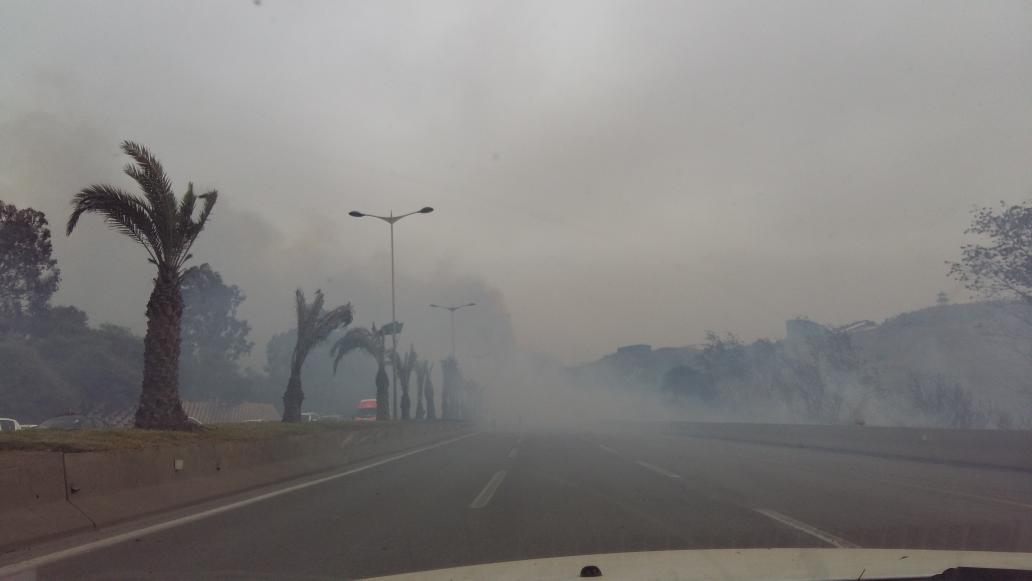 SouhilaBenali's tweet photo. Véhicules bloqués sr l autoroute cause  incendies. Panique chez ls automobilistes pris ds ls flammes ds grands vents https://t.co/puuAptEKPd